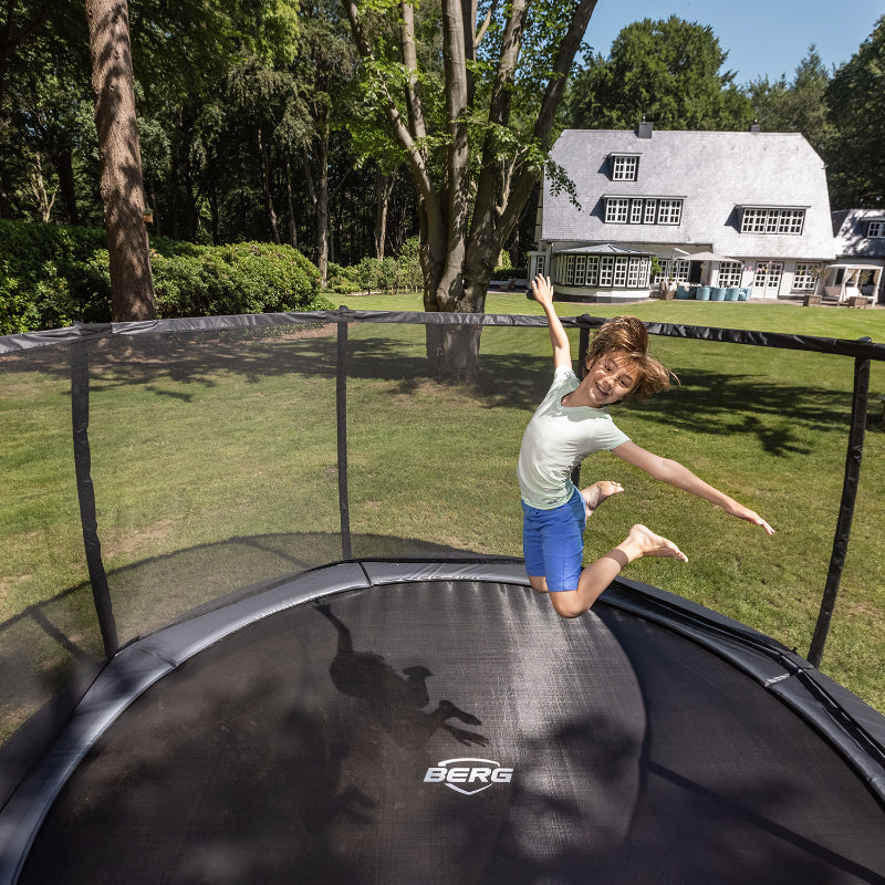 BERG_Elite_InGround_330_Trampoline_garden_view