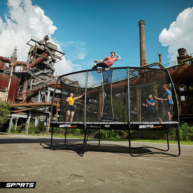 BERG_Sports_Ultim_Pro_Bouncer_Regular_boys_playing