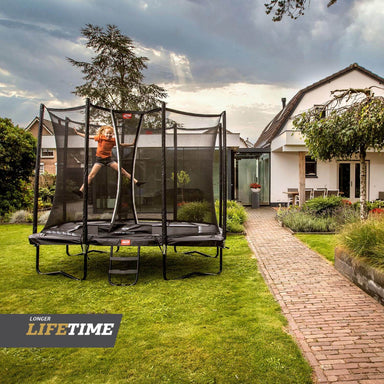 BERG_Ultim_Favorit_Regular_Trampoline_garden_view