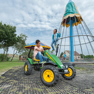 Go_kart_berg_john_deere_friends_outside