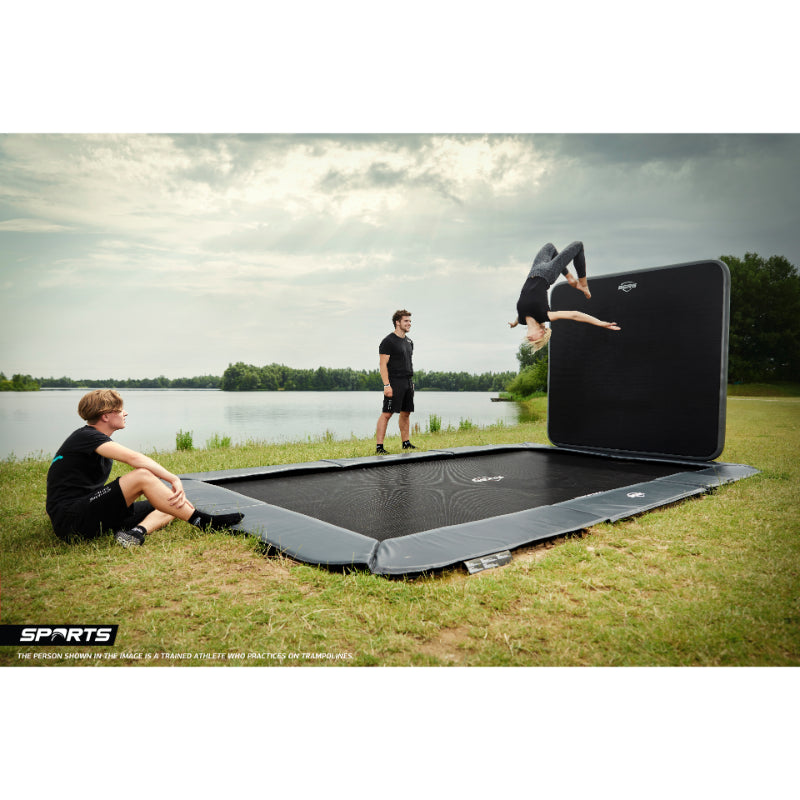 Ultim_Elite_BERG_500_Flatgroung_friends_outside_with_aerow_wall