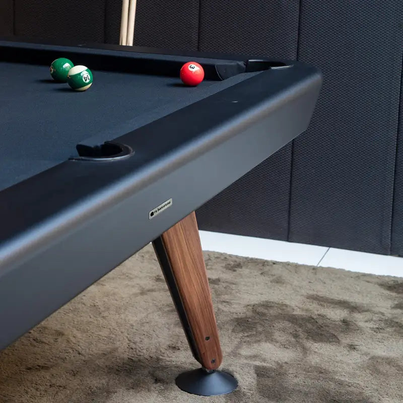 close-up-view-of-barcelona-pool-table-rail-and-rubber-cushion-detail