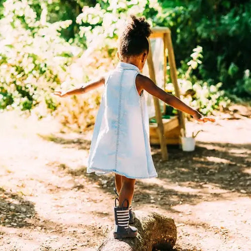 child-walking-towards-plum-discovery-paint-easel