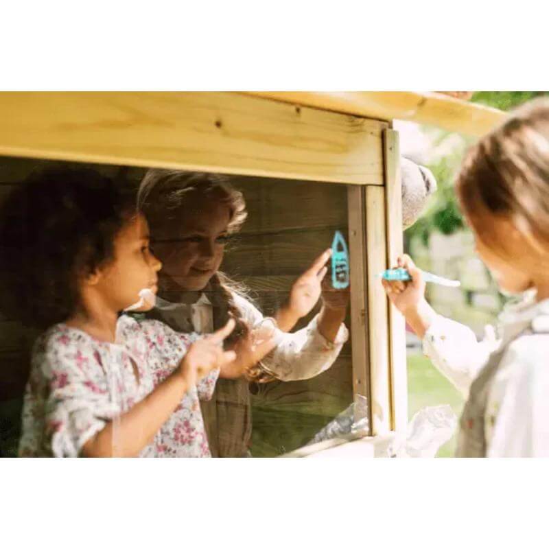 children-drawing-on-window-of-plum-discovery-nature-play-hideaway