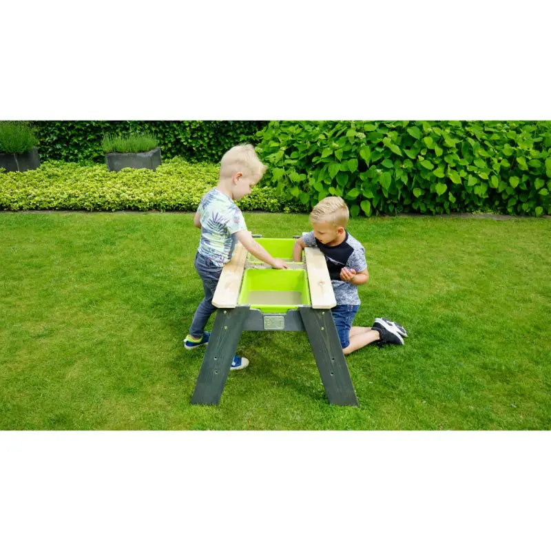 lifestyle-shot-exit-aksent-kids-sand-and-water-table-with-kids-playing