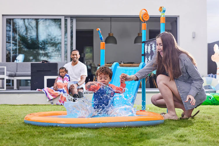 infographic-of-water-park-splash-station-highlighting-fsc-certified-timber-anti-slip-steps-and-integrated-water-play-basins