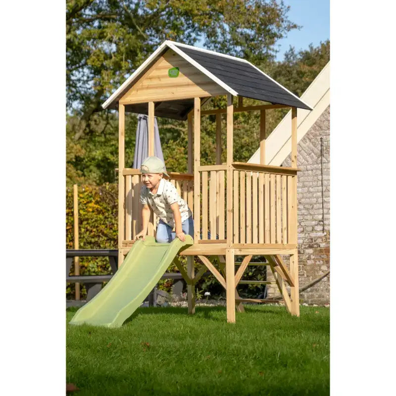 lifestyle-view-exit-panorama-outdoor-wooden-playhouse