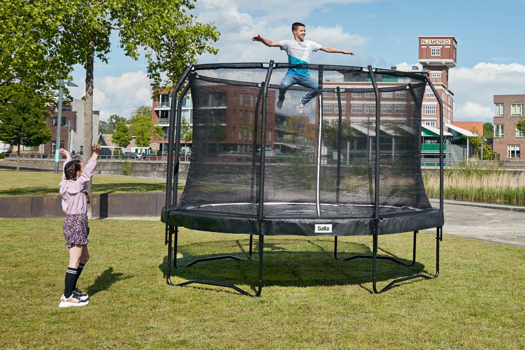 salta-premium-trampoline-with-safety-enclosure