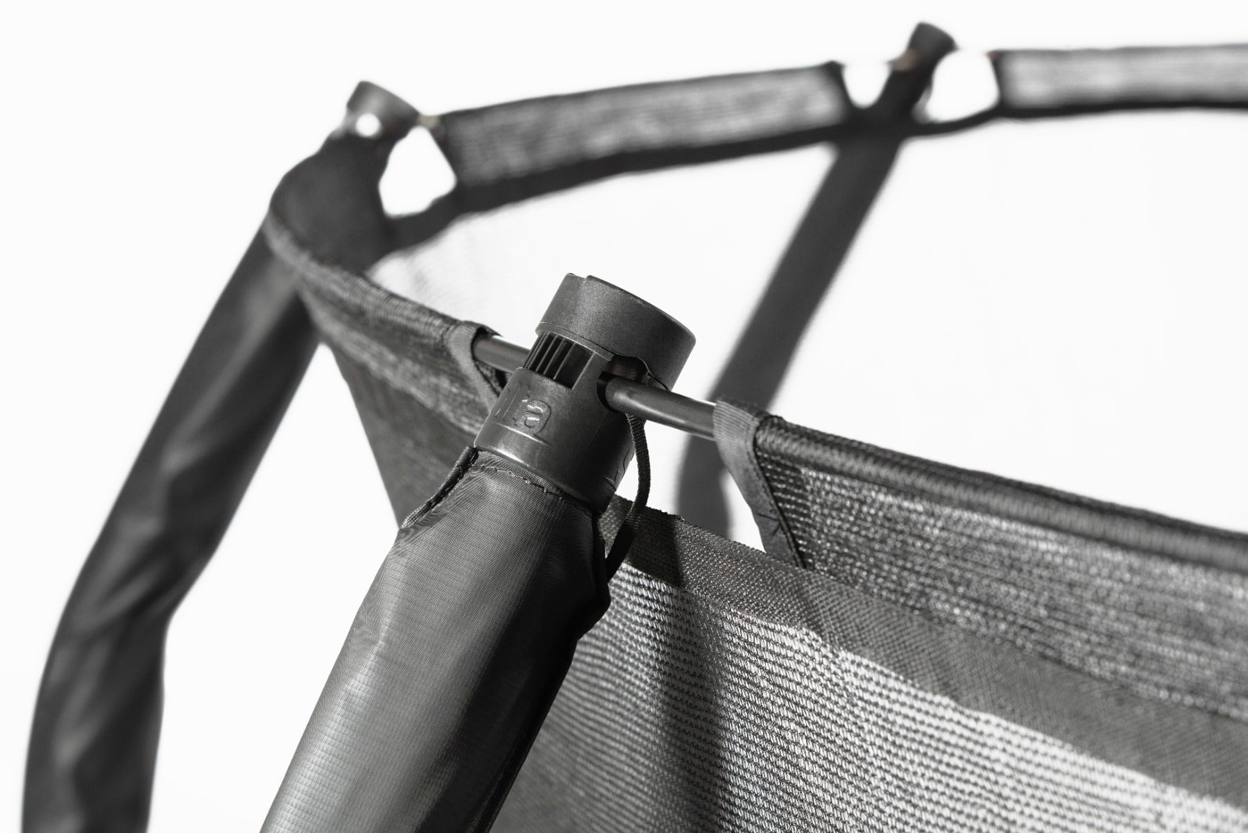 salta-trampoline-safety-net-pole-connection